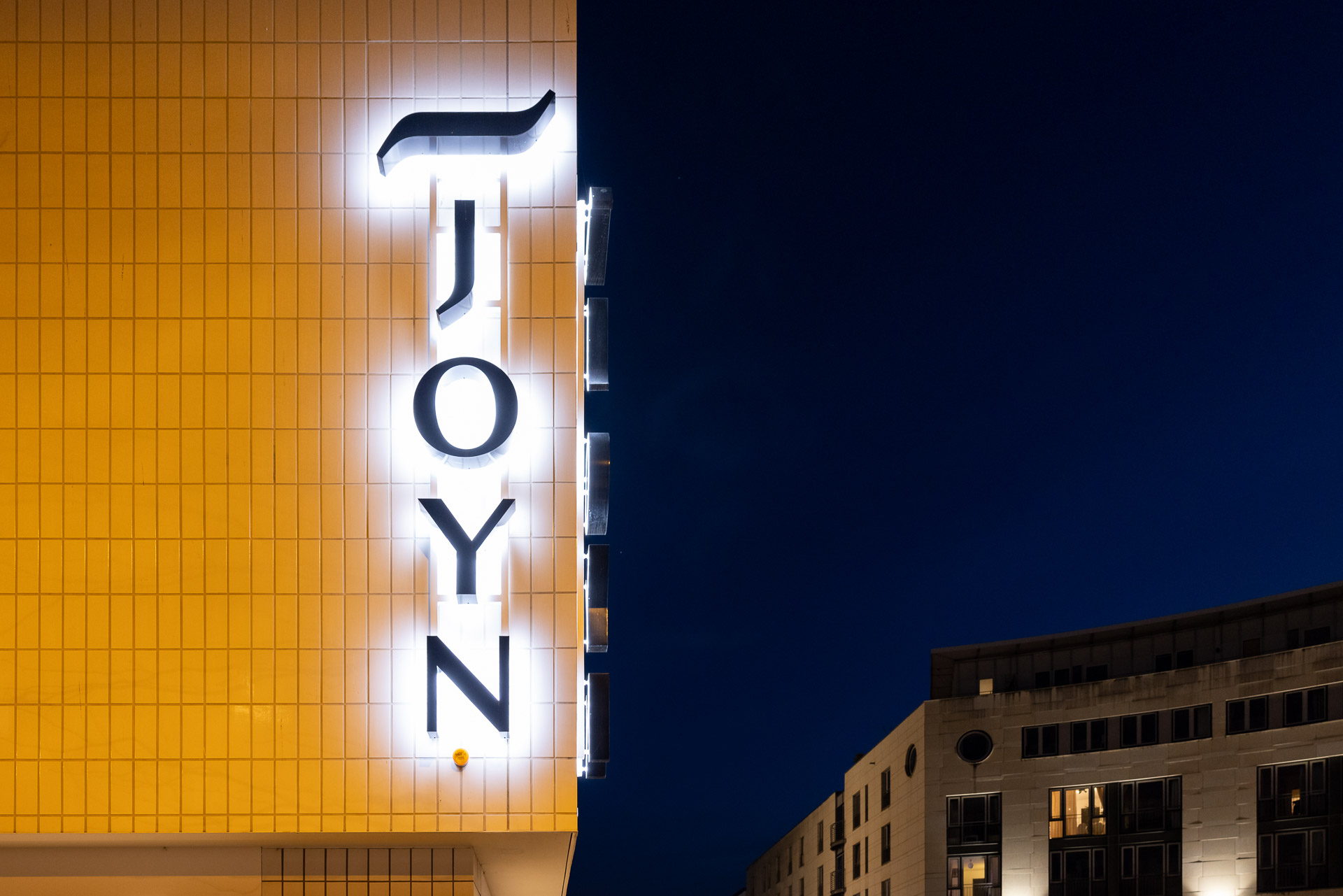 Exterior shot at night of the JOYN Cologne building