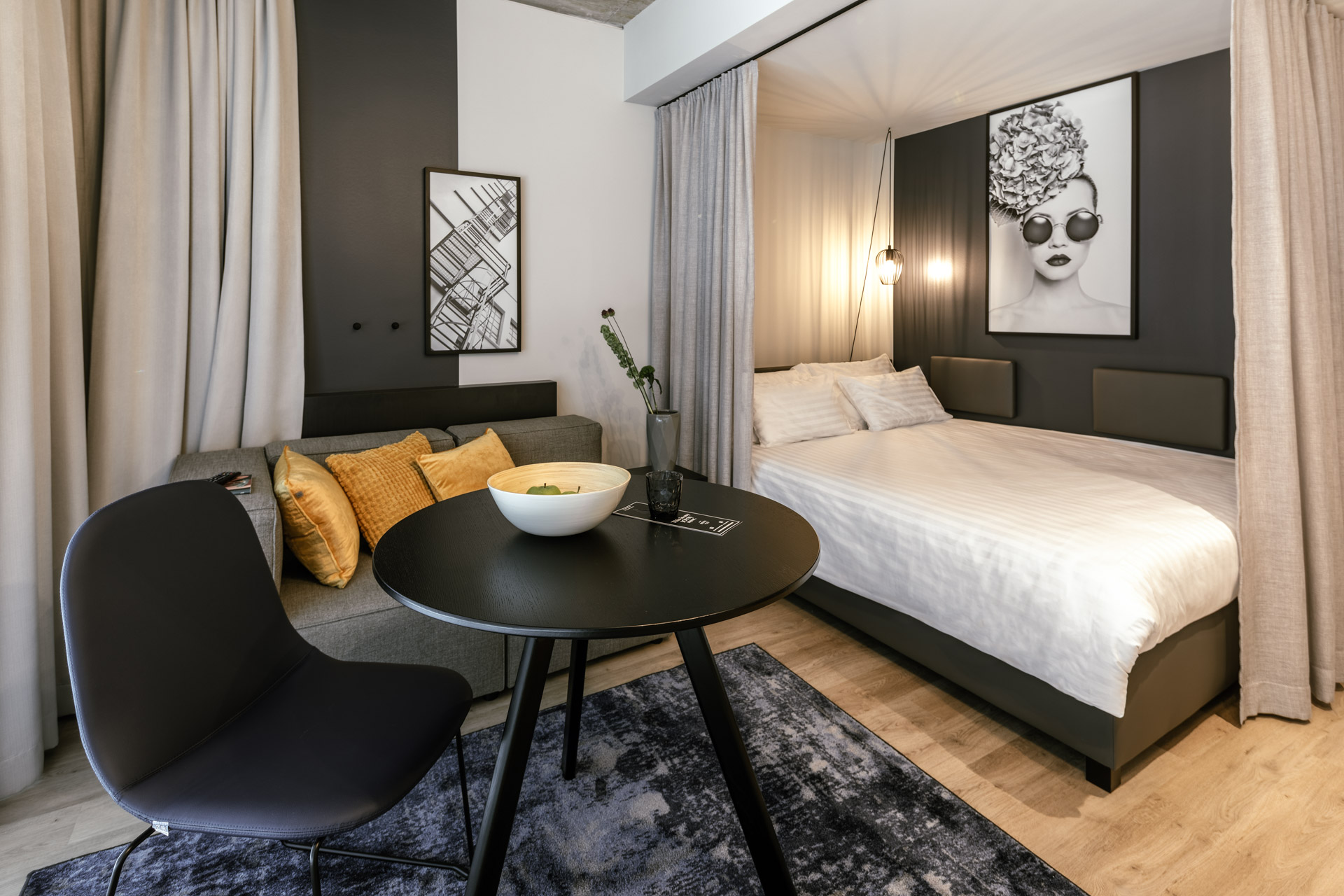 Einblick in den Wohn- und Schlafbereich im Apartment Smart in einer Wohnung auf Zeit in München