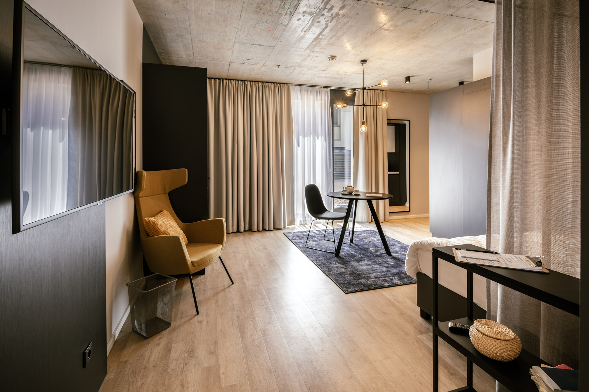 Einblick in den offen gestalteten Wohn- und Schlafbereich im Apartment Studio in einer Wohnung auf Zeit in München
