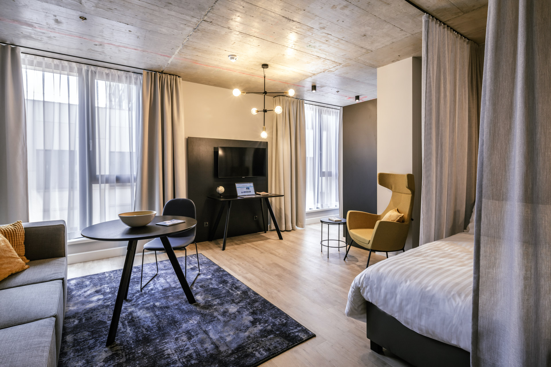 Einblick in den Wohn- und Schlafbereich im Apartment Smart+ in einer Wohnung auf Zeit in München