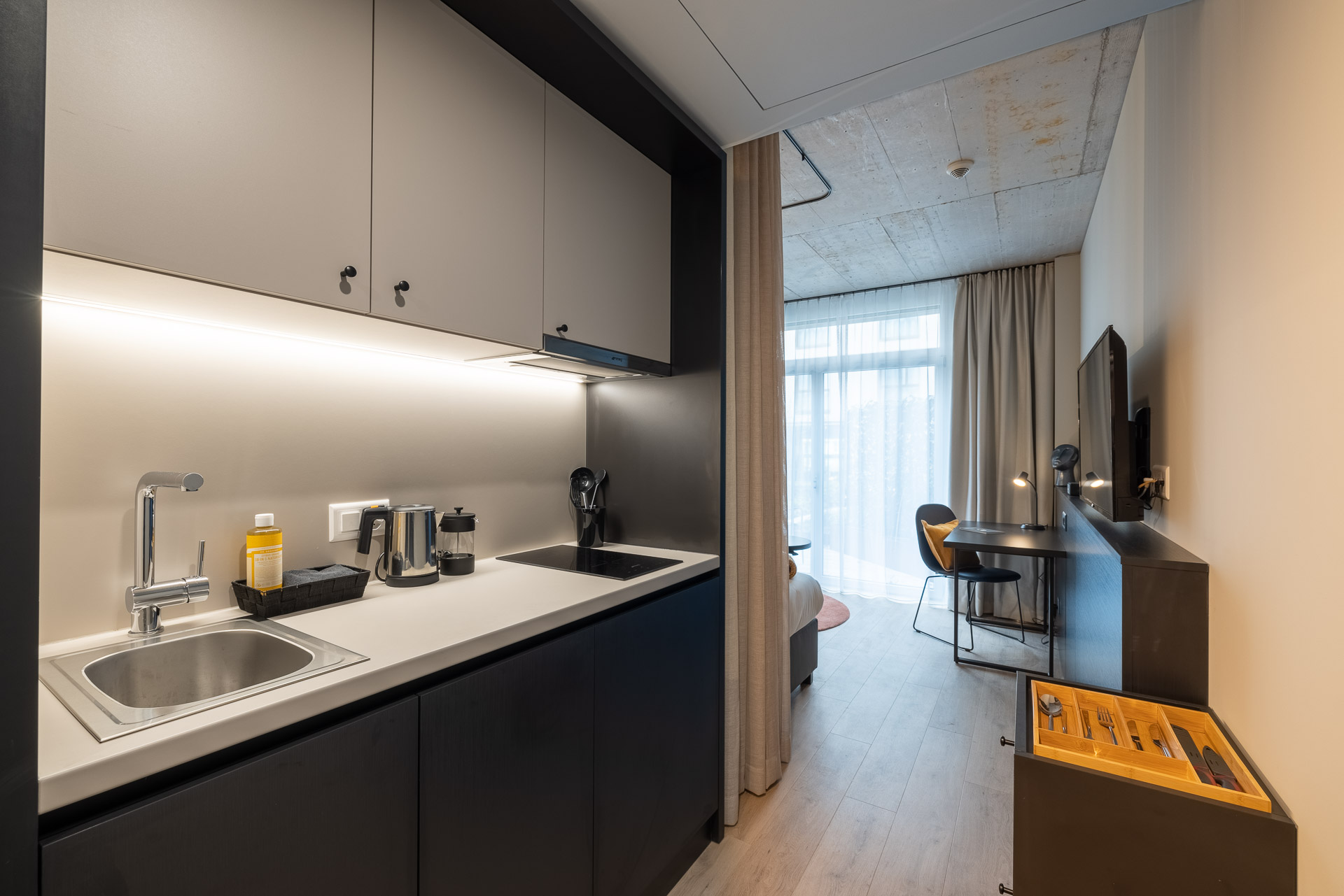 A kitchenette in the Apartment Smart+ for temporary living in Zurich